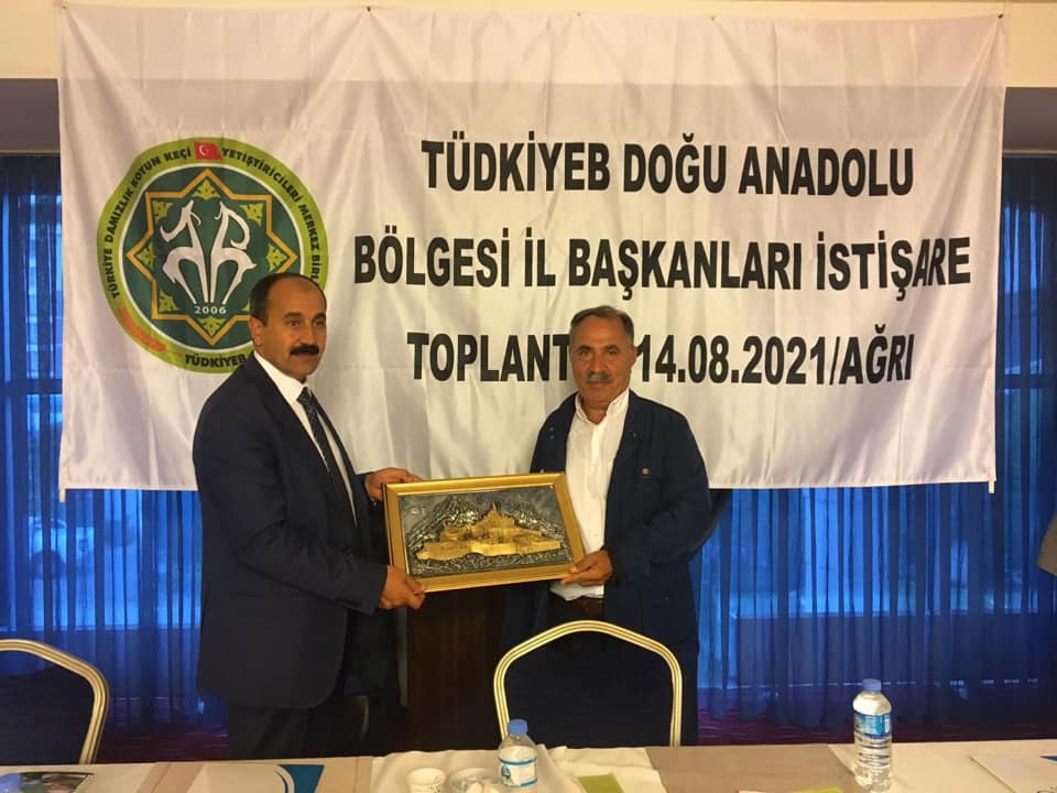 Bir Mehmetnuri Samancı dahil 2 kişi, ayakta duran insanlar ve şunu diyen bir yazı 'A 2006 TÜDKİYEB DOĞU ANADOLU BÖLGESİ İL BAŞKANLARI İSTİŞARE TOPLANT 14.08.2021/AĞRI' görseli olabilir