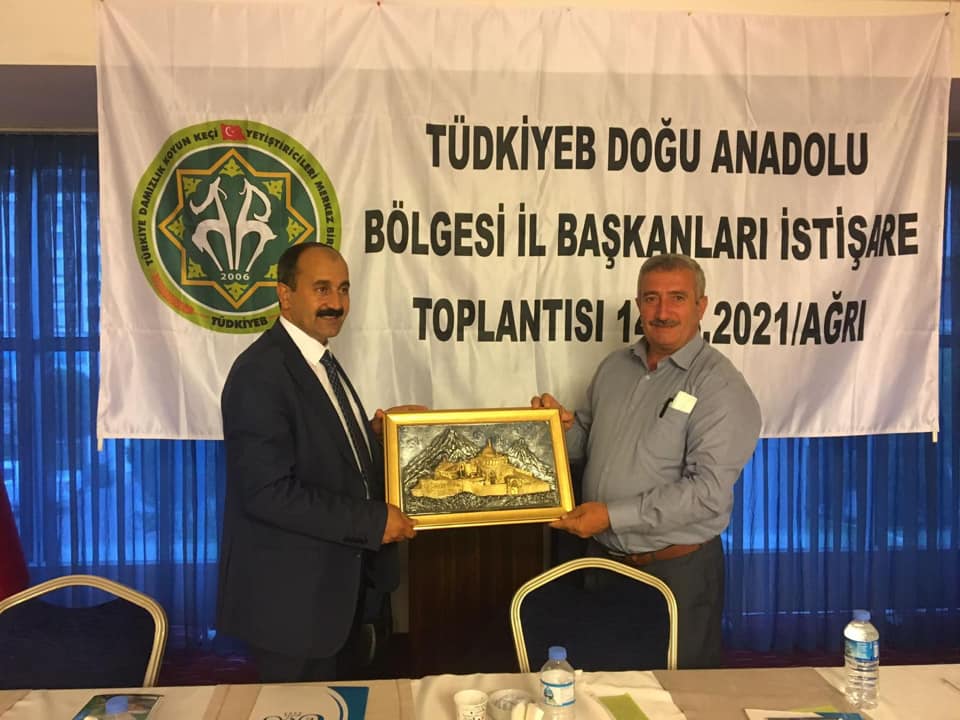 Bir Mehmetnuri Samancı dahil 2 kişi, ayakta duran insanlar ve şunu diyen bir yazı 'እB 2006 TÜDKİYEB DOĞU ANADOLU BÖLGESİ İL BAŞKANLARI İSTİŞARE TOPLANTISI 2021/AĞRI' görseli olabilir