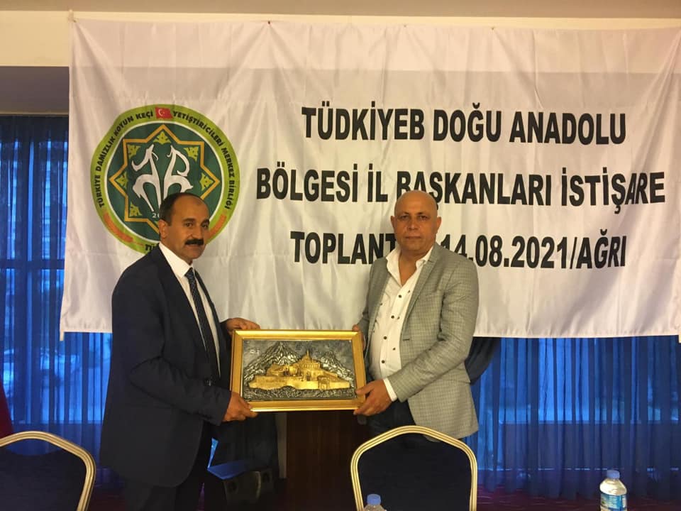 Bir Mehmetnuri Samancı dahil 2 kişi, ayakta duran insanlar ve şunu diyen bir yazı 'TÜDKİYEB DOĞU ANADOLU BÖLGESİ İL RAŞKANLARI İSTİŞARE TOPLAN 14.08.2021/AĞRI' görseli olabilir