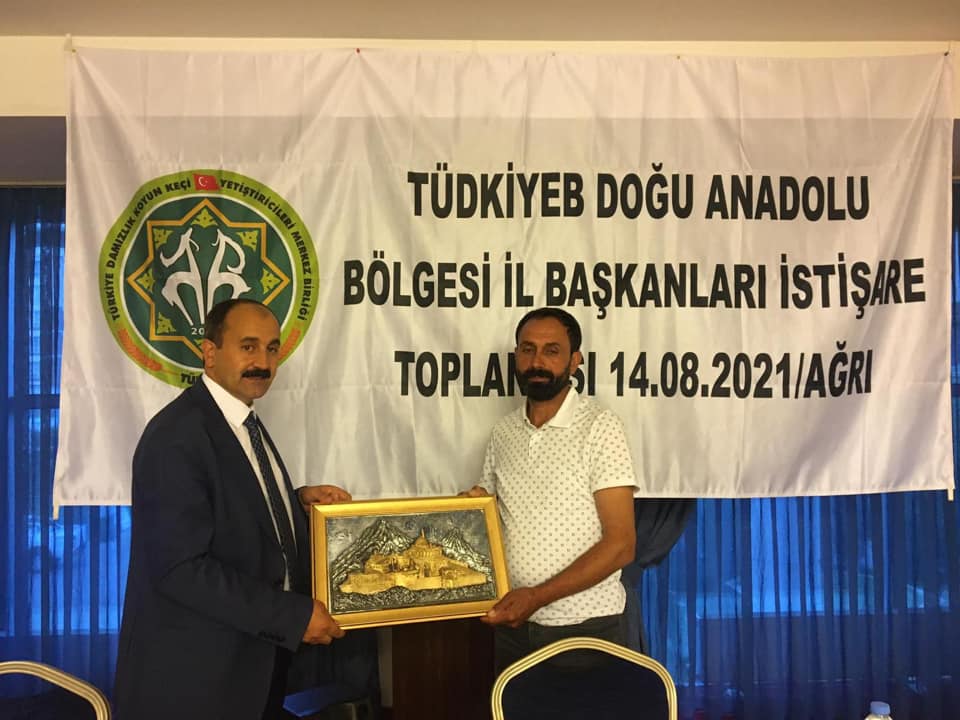 Bir Mehmetnuri Samancı dahil 2 kişi, ayakta duran insanlar ve şunu diyen bir yazı 'TÜDKİYEB DOĞU ANADOLU BÖLGESİ İL BAŞKANLARI İSTİŞARE TOPLA SI 14.08.2021/AĞRI' görseli olabilir