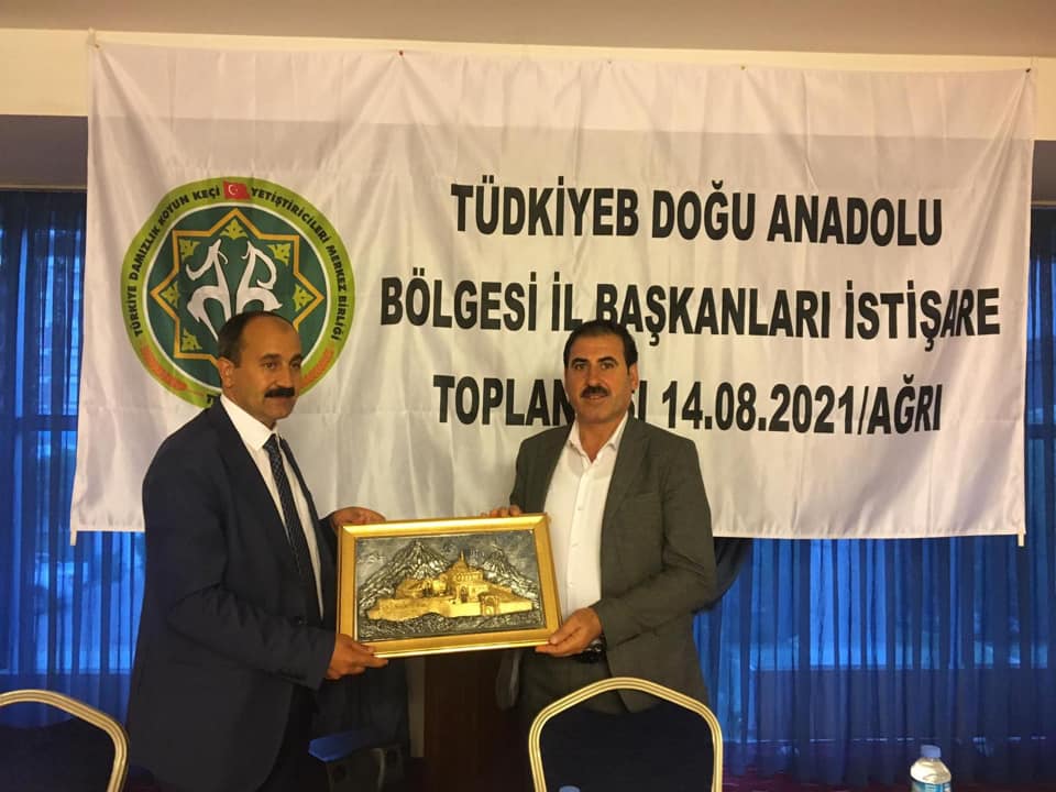 Bir Mehmetnuri Samancı ve Ali Kaysadu, ayakta duran insanlar ve şunu diyen bir yazı 'TÜDKİYEB DOĞU ANADOLU BÖLGESİ İL BAŞKANLARI İSTİŞARE TOPLAN 14.08.2021/AĞRI ME' görseli olabilir