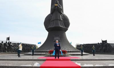Президент Қасым-Жомарт Тоқаев «Отан Ана» монументіне гүл шоғын қою рәсіміне қатысты