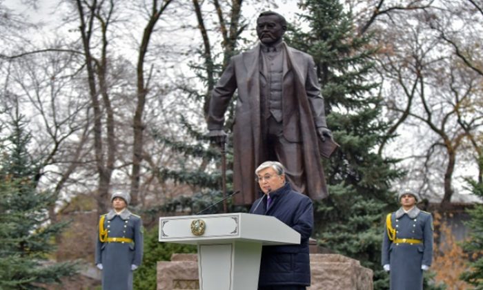 Президент Ахмет Байтұрсынұлы ескерткішінің ашылу рәсіміне қатысты