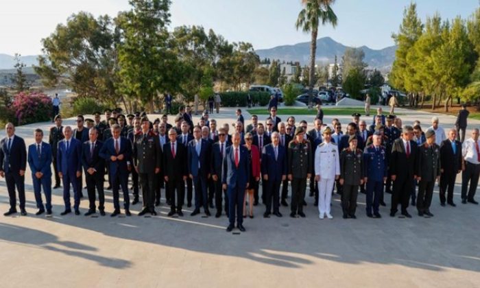 Cumhurbaşkanı Ersin Tatar, 20 Temmuz Barış ve Özgürlük Bayramı kutlamaları kapsamında Dr. Fazıl Küçük Anıt Mezarı’nda düzenlenen törene katıldı